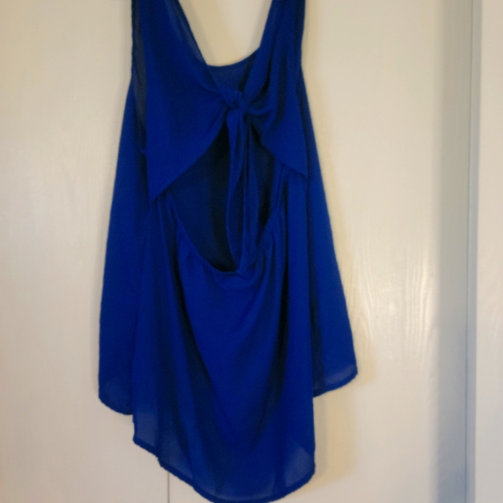 Chiffon tie in the back top